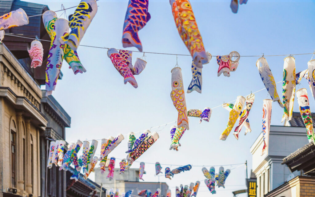 川越市の美しい街並みと鯉のぼり。Webからもっと元気に。